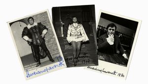 LUCIANO PAVAROTTI - Raccolta di 5 fotografie in b/n autografate di Luciano Pavarotti in abiti di scena.