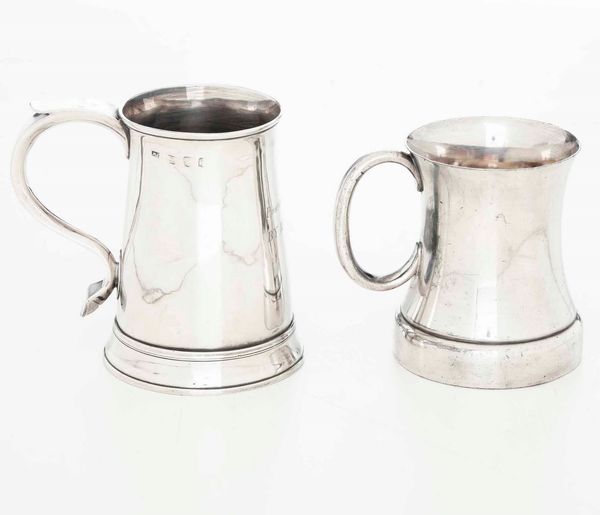 Due boccali, uno in metallo argentato e uno in argento sterling con bolli della citt di Londra (1784?)  - Asta Argenti - Associazione Nazionale - Case d'Asta italiane