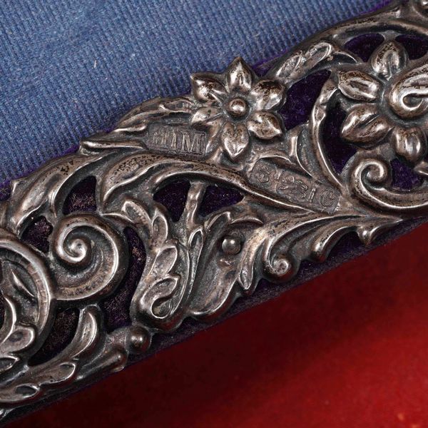 Due cornici. Argento fuso, sagomato e cesellato. Una argenteria artistica italiana, prima met XX secolo, una Birmingham 1927  - Asta Argenti - Associazione Nazionale - Case d'Asta italiane