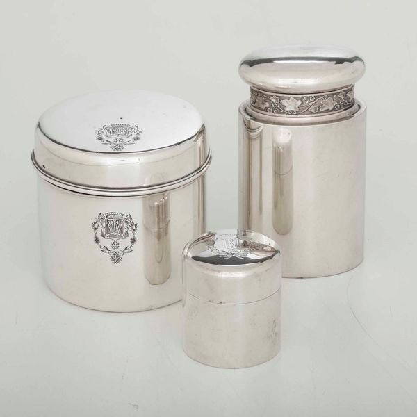 Lotto composto da due scatole con coperchio di forma circolare. Argento fuso. Differenti epoche e manifatture, una Londra 1902, uno Francia XVIII-XIX secolo FARE SAGGIO SCATOLA OVALE  - Asta Argenti - Associazione Nazionale - Case d'Asta italiane