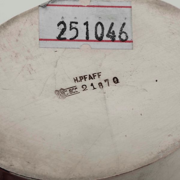 Lotto composto da due scatole con coperchio di forma circolare. Argento fuso. Differenti epoche e manifatture, una Londra 1902, uno Francia XVIII-XIX secolo FARE SAGGIO SCATOLA OVALE  - Asta Argenti - Associazione Nazionale - Case d'Asta italiane