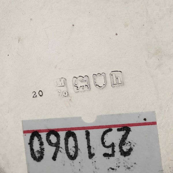 Lotto composto da due scatole con coperchio di forma circolare. Argento fuso. Differenti epoche e manifatture, una Londra 1902, uno Francia XVIII-XIX secolo FARE SAGGIO SCATOLA OVALE  - Asta Argenti - Associazione Nazionale - Case d'Asta italiane