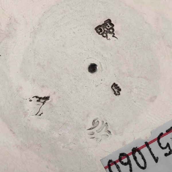 Lotto composto da due scatole con coperchio di forma circolare. Argento fuso. Differenti epoche e manifatture, una Londra 1902, uno Francia XVIII-XIX secolo FARE SAGGIO SCATOLA OVALE  - Asta Argenti - Associazione Nazionale - Case d'Asta italiane