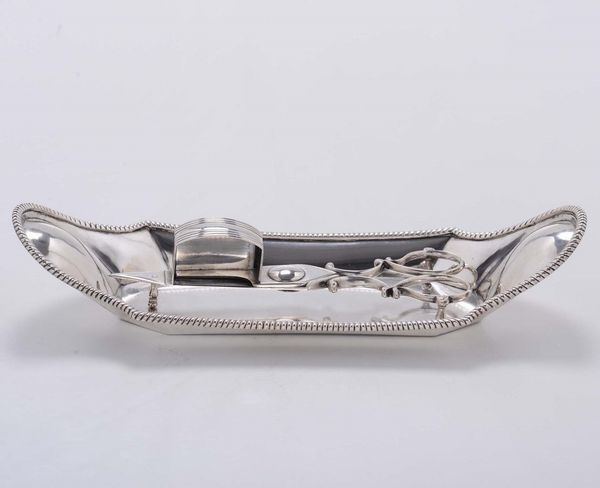 Vassoio in argento con smoccolatoio, apparentemente privo di punzonatura. XIX secolo  - Asta Argenti - Associazione Nazionale - Case d'Asta italiane