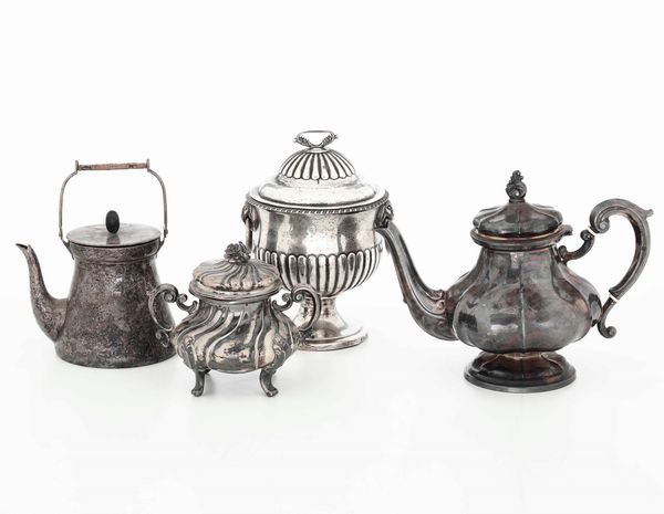 Lotto composto da due caffettiere e una zuccheriera in argento pi una zuccheriera in metallo. Varie manifatture del XX secolo  - Asta Argenti - Associazione Nazionale - Case d'Asta italiane