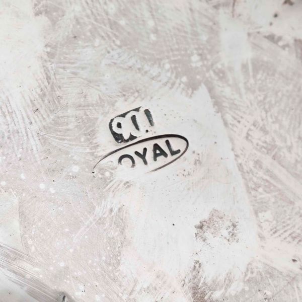 Centrotavola in argento fuso, sagomato e cesellato, con bordo mistillineo sbalzato a rose. Manifattura del XX secolo.  - Asta Argenti - Associazione Nazionale - Case d'Asta italiane