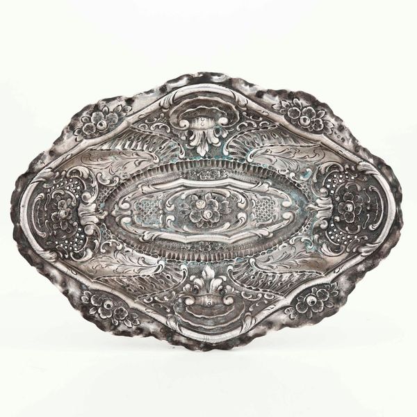 Vassoio in argento sbalzato e cesellato. Argenteria artistica del XX secolo. Argentiere VM non identificato.  - Asta Argenti - Associazione Nazionale - Case d'Asta italiane