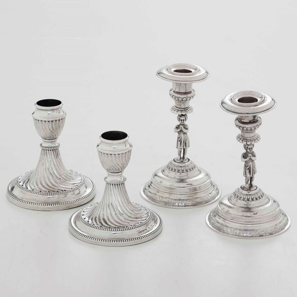 Due coppie di candelieri. Argento fuso, sbalzato e cesellato. Epoche e manifatture inglesi differenti del XIX-XX secolo  - Asta Argenti - Associazione Nazionale - Case d'Asta italiane