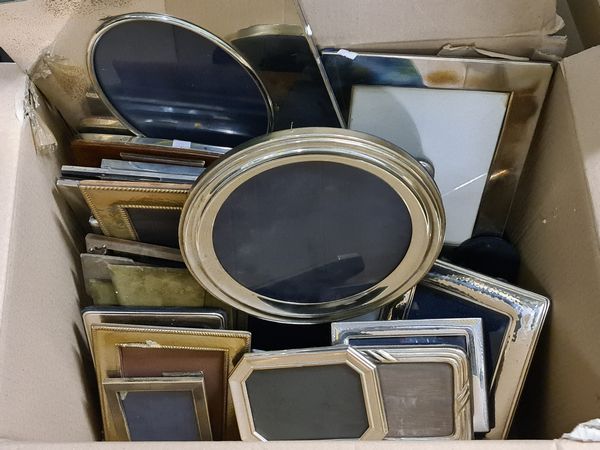 Lotto di numerose cornici in metallo e lamina dargento  - Asta Argenti - Associazione Nazionale - Case d'Asta italiane