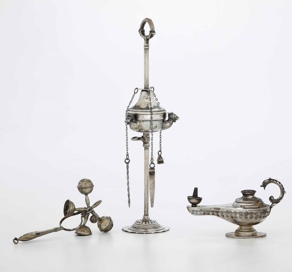 Piccola fiorentina, lucerna e sonaglio in argento Argenteria italiana del XX secolo.  - Asta Argenti - Associazione Nazionale - Case d'Asta italiane