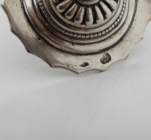 Piccola fiorentina, lucerna e sonaglio in argento Argenteria italiana del XX secolo.  - Asta Argenti - Associazione Nazionale - Case d'Asta italiane