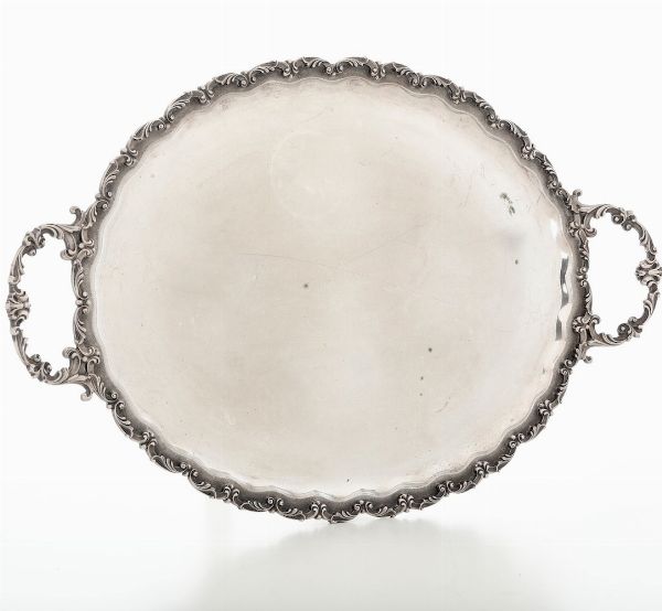 Vassoio in argento fuso e cesellato. Argenteria artistica milanese del XX secolo. Argentiere Piero Arioli  - Asta Argenti - Associazione Nazionale - Case d'Asta italiane