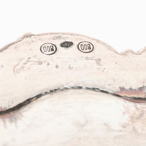 Vassoio in argento fuso e cesellato. Argenteria artistica milanese del XX secolo. Argentiere Piero Arioli  - Asta Argenti - Associazione Nazionale - Case d'Asta italiane