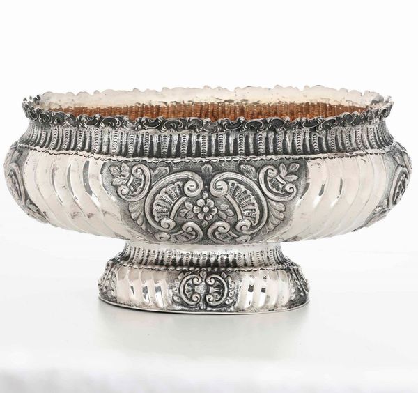 Bacile in argento fuso, sbalzato e cesellato, interno dorato. Argenteria artistica italiana della prima met del XX secolo  - Asta Argenti - Associazione Nazionale - Case d'Asta italiane