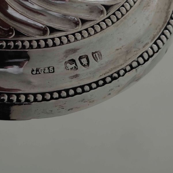 Due coppie di candelieri. Argento fuso, sbalzato e cesellato. Epoche e manifatture inglesi differenti del XIX-XX secolo  - Asta Argenti - Associazione Nazionale - Case d'Asta italiane