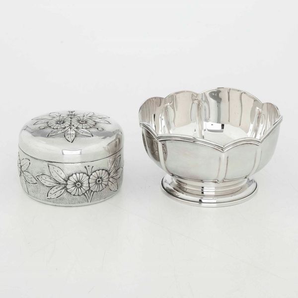 Lotto di una scatola e una ciotola in argento. Argenteria italiana del XX secolo, argentieri differenti  - Asta Argenti - Associazione Nazionale - Case d'Asta italiane