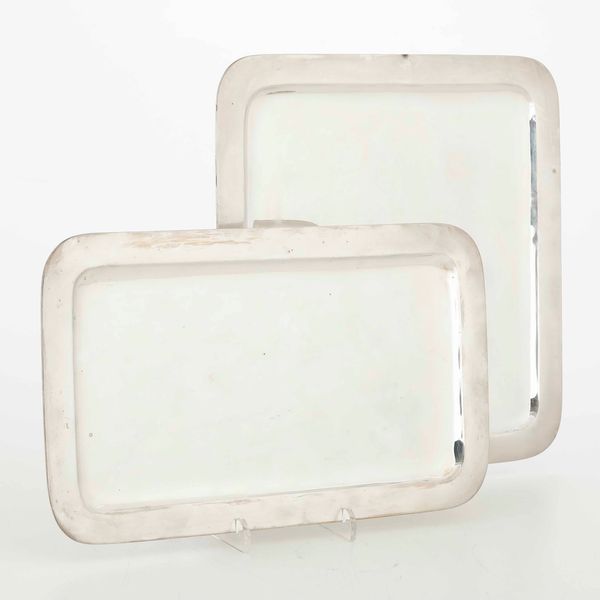 Vassoio quadrato e vassoio rettangolare in argento. Argenteria italiana del XX secolo  - Asta Argenti - Associazione Nazionale - Case d'Asta italiane