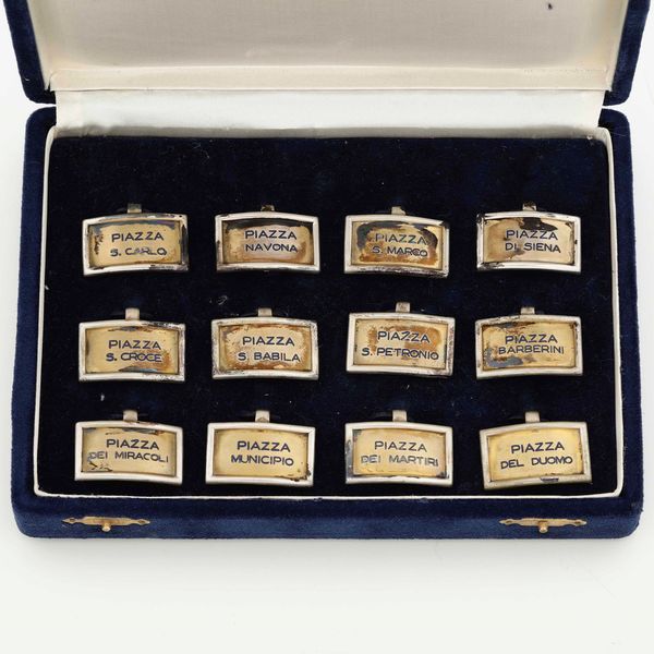 Insieme di segnaposti in argento. Argenteria italiana del XX secolo. Argentiere Fabbrica Argenteria Fiorentina di Bartolini Bartolozzi & C. S.A.S.  - Asta Argenti - Associazione Nazionale - Case d'Asta italiane