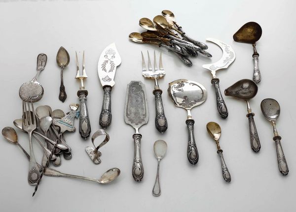 Lotto comprendente 11 cucchiaini da dolce, 9 posate da portata parzialmente dorate, 11 cucchiaini da dolce, 5 posate miste e un porta tovagliolo in argento  - Asta Argenti - Associazione Nazionale - Case d'Asta italiane