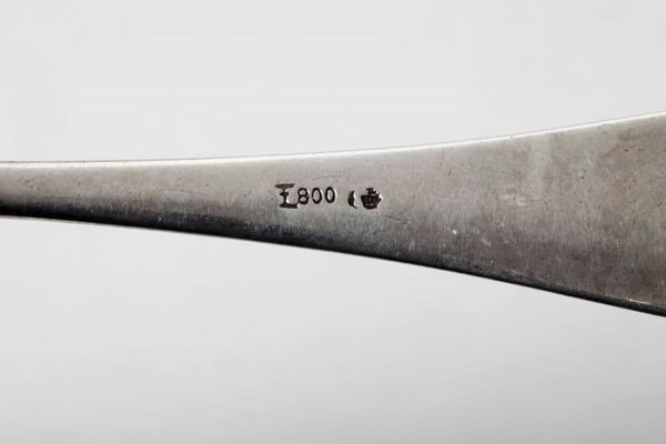 Lotto comprendente 11 cucchiaini da dolce, 9 posate da portata parzialmente dorate, 11 cucchiaini da dolce, 5 posate miste e un porta tovagliolo in argento  - Asta Argenti - Associazione Nazionale - Case d'Asta italiane