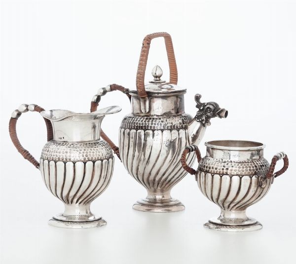 Servizio da t e caff. Argento fuso, sagomato, martellato e cesellato. Argenteria italiana della prima met del XX secolo  - Asta Argenti - Associazione Nazionale - Case d'Asta italiane