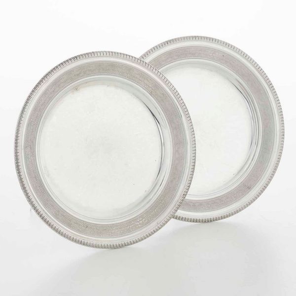 Coppia di piatti in argento. Argenteria artistica milanese del XX secolo. Argentieri Fratelli Cacchione  - Asta Argenti - Associazione Nazionale - Case d'Asta italiane
