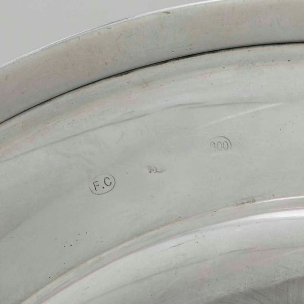 Coppia di piatti in argento. Argenteria artistica milanese del XX secolo. Argentieri Fratelli Cacchione  - Asta Argenti - Associazione Nazionale - Case d'Asta italiane