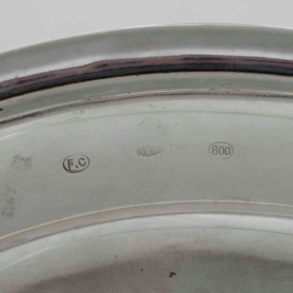 Coppia di piatti in argento. Argenteria artistica milanese del XX secolo. Argentieri Fratelli Cacchione  - Asta Argenti - Associazione Nazionale - Case d'Asta italiane