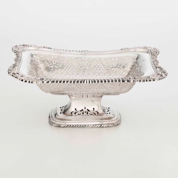 Fruttiera in argento sterling fuso e traforato. Inghilterra, bollo della citt di Birmingham per l'anno 1903 e dell'argentiere S.G. (non identificato)  - Asta Argenti - Associazione Nazionale - Case d'Asta italiane