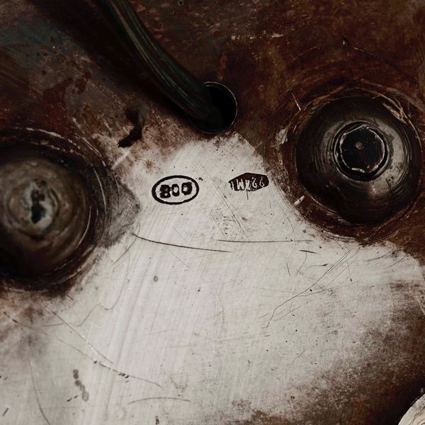 Coppia di candelieri in argento fuso e cesellato. Argenteria artistica milanese del XX secolo. Argentiere De Vecchi  - Asta Argenti - Associazione Nazionale - Case d'Asta italiane