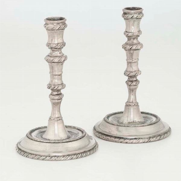 Coppia di candelieri. Argento fuso e sagomato. Argenteria artistica veneta del XX secolo.  - Asta Argenti - Associazione Nazionale - Case d'Asta italiane