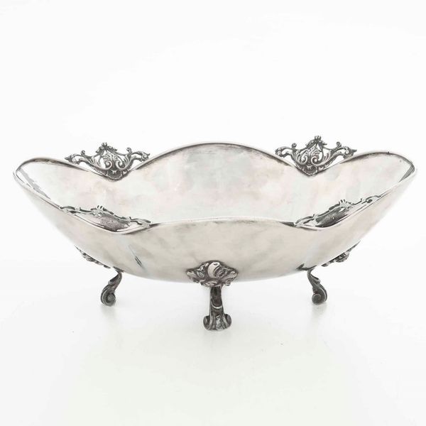 Centrotavola. Argento fuso e sagomato. Argenteria milanese del XX secolo.  - Asta Argenti - Associazione Nazionale - Case d'Asta italiane