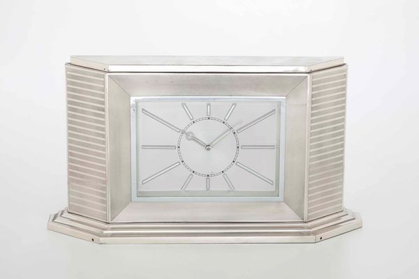 Orologio da tavolo rivestito in lamina d'argento. Bollo con fascio littorio in uso dal 1935 al 1945. Argenteria fiorentina del XX secolo  - Asta Argenti - Associazione Nazionale - Case d'Asta italiane