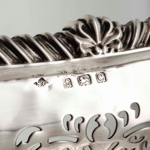 Fruttiera in argento sterling fuso e traforato. Inghilterra, bollo della citt di Birmingham per l'anno 1903 e dell'argentiere S.G. (non identificato)  - Asta Argenti - Associazione Nazionale - Case d'Asta italiane