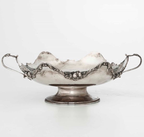 Centrotavola in argento. Argenteria artistica milanese del XX secolo. Argentiere Luigi Colombo  - Asta Argenti - Associazione Nazionale - Case d'Asta italiane