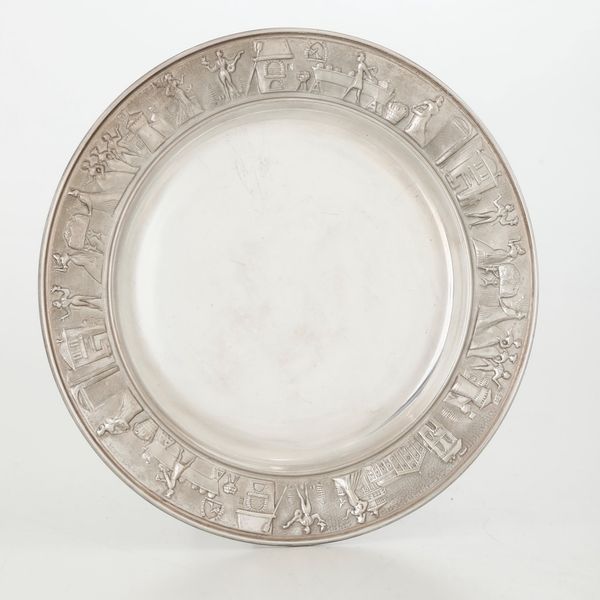 Piatto celebrativo. Argento fuso e sagomato. Argenteria Artistica Italiana del XX secolo  - Asta Argenti - Associazione Nazionale - Case d'Asta italiane