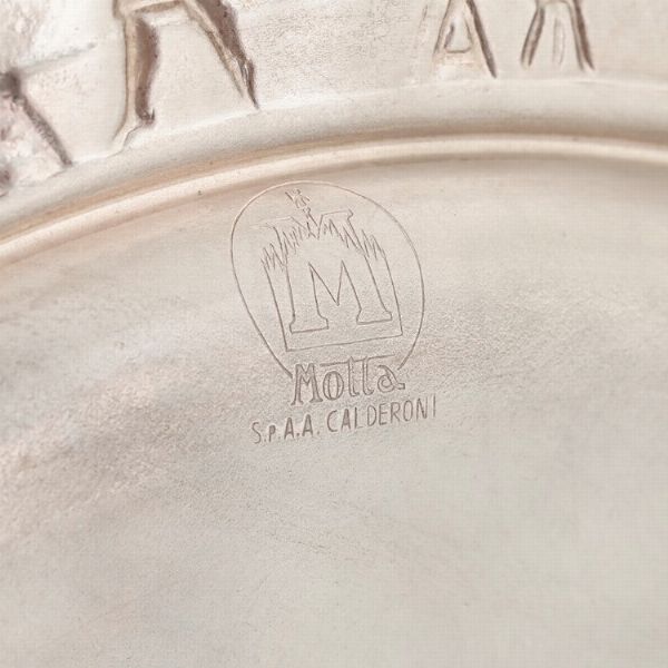 Piatto celebrativo. Argento fuso e sagomato. Argenteria Artistica Italiana del XX secolo  - Asta Argenti - Associazione Nazionale - Case d'Asta italiane