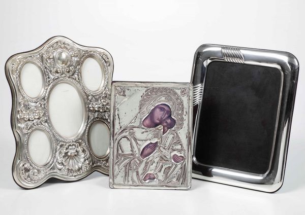 Due cornici e icona. Argento fuso e sagomato. Differenti manifatture italiane del XX secolo  - Asta Argenti - Associazione Nazionale - Case d'Asta italiane