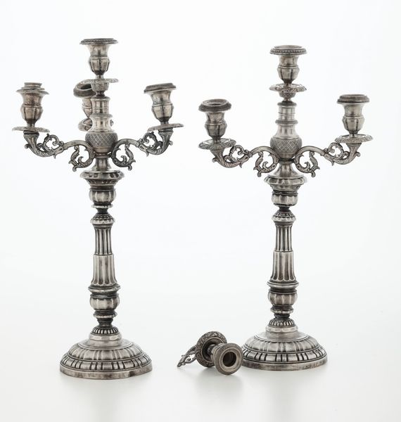Coppia di candelabri in argento. Manifattura artistica italiana del XX secolo (apparentemente privi di punzonatura)  - Asta Argenti - Associazione Nazionale - Case d'Asta italiane