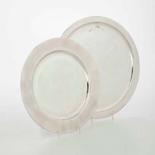 Due grandi piatti in argento. Argenteria italiana del XX secolo  - Asta Argenti - Associazione Nazionale - Case d'Asta italiane