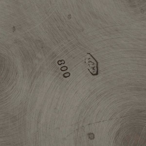 Due grandi piatti in argento. Argenteria italiana del XX secolo  - Asta Argenti - Associazione Nazionale - Case d'Asta italiane