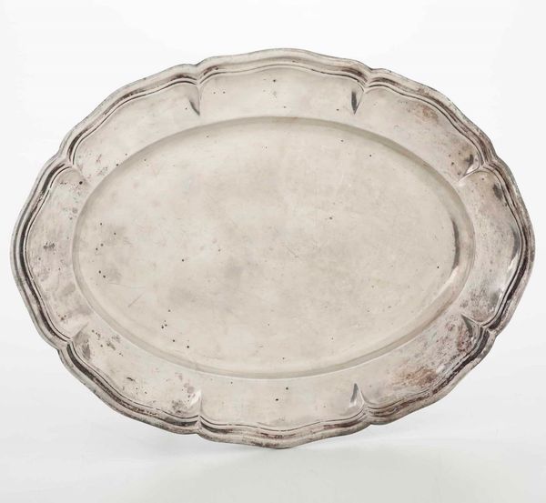 Vassoio. Argento fuso e sagomato. Argenteria milanese del XX secolo. Argentiere Miracoli  - Asta Argenti - Associazione Nazionale - Case d'Asta italiane