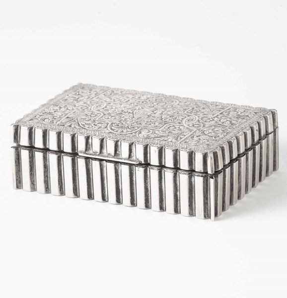 Scatola rivestita in argento inciso. Argenteria italiana del XX secolo  - Asta Argenti - Associazione Nazionale - Case d'Asta italiane