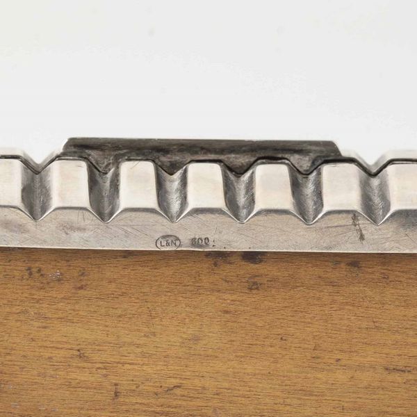 Scatola rivestita in argento inciso. Argenteria italiana del XX secolo  - Asta Argenti - Associazione Nazionale - Case d'Asta italiane