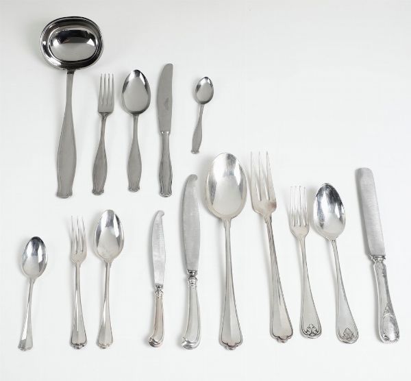 Due servizi di posate in argento incompleti. Uno argentiere Clementi Bologna e bollo con fascio littorio in uso dal 1935 al 1945  - Asta Argenti - Associazione Nazionale - Case d'Asta italiane