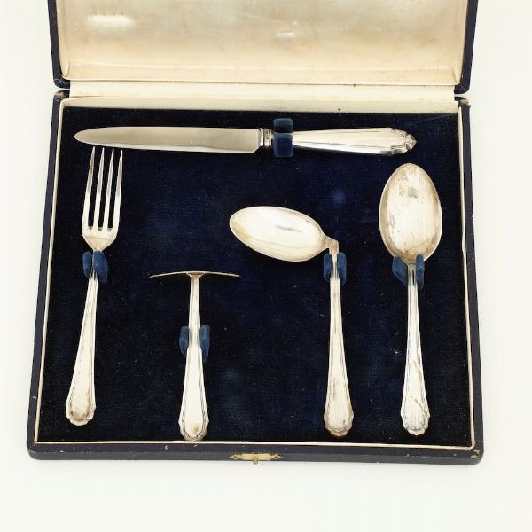 Set di posate per bambino entro custodia. Argento fuso e sagomato. Argenteria italiana della prima met del XX secolo. Marchio con fascio littorio in uso dal 1935 al 1945. Argentiere Clementi Bologna  - Asta Argenti - Associazione Nazionale - Case d'Asta italiane