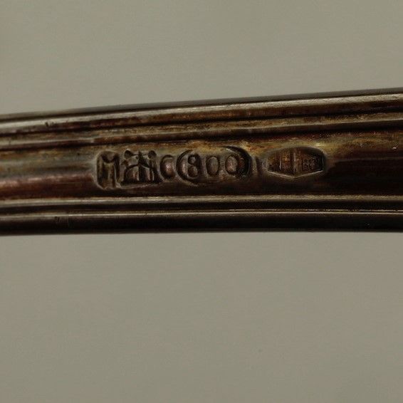 Set di posate per bambino entro custodia. Argento fuso e sagomato. Argenteria italiana della prima met del XX secolo. Marchio con fascio littorio in uso dal 1935 al 1945. Argentiere Clementi Bologna  - Asta Argenti - Associazione Nazionale - Case d'Asta italiane