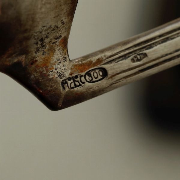 Set di posate per bambino entro custodia. Argento fuso e sagomato. Argenteria italiana della prima met del XX secolo. Marchio con fascio littorio in uso dal 1935 al 1945. Argentiere Clementi Bologna  - Asta Argenti - Associazione Nazionale - Case d'Asta italiane