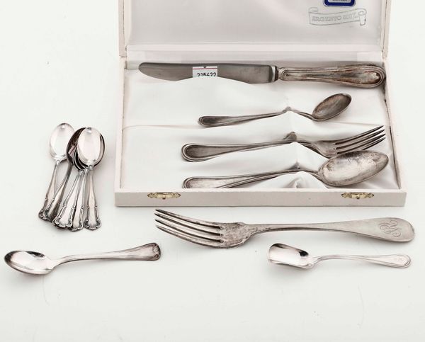Set di posate in argento per bambini entro custodia. Argenteria italiana del XX secolo  - Asta Argenti - Associazione Nazionale - Case d'Asta italiane
