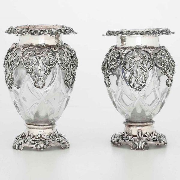 Coppia di vasi. Argento fuso, traforato e cesellato e vetro molato. Londra 1913. Argentiere Mappin & Webb  - Asta Argenti - Associazione Nazionale - Case d'Asta italiane